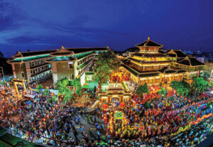 Khách du lịch tham quan chợ Châu Đốc, An Giang