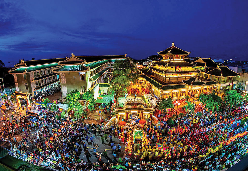 Khách du lịch tham quan chợ Châu Đốc, An Giang