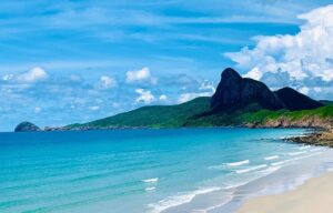  Hình ảnh bãi biển Côn Đảo với làn nước trong xanh, phù hợp cho các tour du lịch khám phá thiên nhiên.