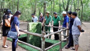du khách trong tour Củ Chi nửa ngày nghe hướng dẫn viên