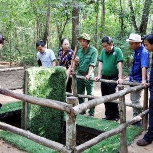 du khách trong tour Củ Chi nửa ngày nghe hướng dẫn viên