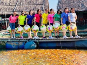 tour miền tây 2 ngày 1 đêm từ sài gòn – khách du lịch trên thuyền ở Bến Tre